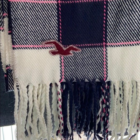 🟢2/$20 Hollister Scarf - Picture 2 of 2